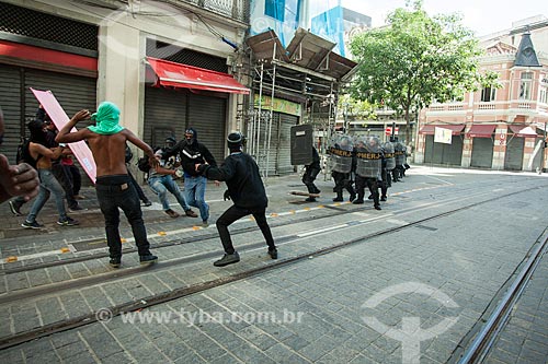  Manifestantes em confronto com a polícia durante Protesto de servidores públicos  - Rio de Janeiro - Rio de Janeiro (RJ) - Brasil