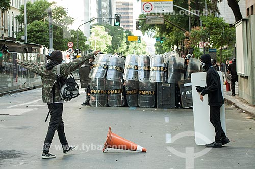  Manifestantes em confronto com a polícia durante Protesto de servidores públicos  - Rio de Janeiro - Rio de Janeiro (RJ) - Brasil