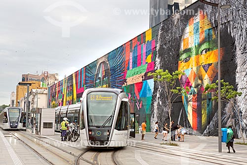  Veículo leve sobre trilhos próximo ao Mural Etnias na Orla Prefeito Luiz Paulo Conde (2016)  - Rio de Janeiro - Rio de Janeiro (RJ) - Brasil