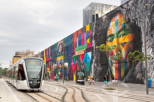  Veículo leve sobre trilhos próximo ao Mural Etnias na Orla Prefeito Luiz Paulo Conde (2016)  - Rio de Janeiro - Rio de Janeiro (RJ) - Brasil