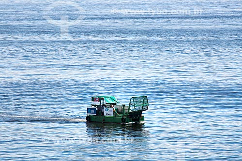  Detalhe do Ecoboat - barco com equipamentos que coletam os resíduos sólidos flutuantes na água - na Baía de Guanabara  - Rio de Janeiro - Rio de Janeiro (RJ) - Brasil