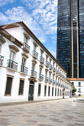  Fachada do Paço Imperial (1743) na Praça XV de Novembro com o Edifício Centro Candido Mendes ao fundo  - Rio de Janeiro - Rio de Janeiro (RJ) - Brasil