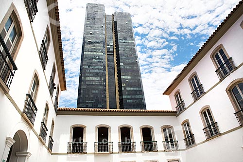  Fachada no pátio do Paço Imperial (1743) na Praça XV de Novembro com o Edifício Centro Candido Mendes ao fundo  - Rio de Janeiro - Rio de Janeiro (RJ) - Brasil