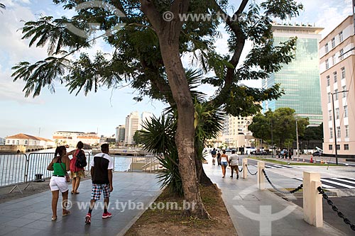  Pessoas caminhando na Orla Prefeito Luiz Paulo Conde  - Rio de Janeiro - Rio de Janeiro (RJ) - Brasil