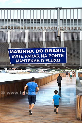  Pessoas caminhando na Orla Prefeito Luiz Paulo Conde com placa com os dizeres: Marinha do Brasil: evite parar na ponte mantenha o fluxo  - Rio de Janeiro - Rio de Janeiro (RJ) - Brasil