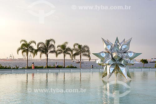  Escultura Diamante Estrela Semente de Frank Stella no espelho dágua do Museu do Amanhã durante o pôr do sol  - Rio de Janeiro - Rio de Janeiro (RJ) - Brasil
