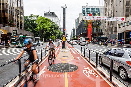 Ciclistas na ciclovia da Avenida Paulista  - São Paulo - São Paulo (SP) - Brasil