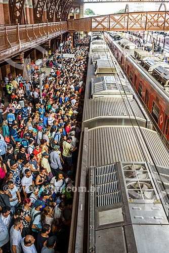  Vista de cima de passageiros embarcando em trem na plataforma da Estação da Luz  - São Paulo - São Paulo (SP) - Brasil