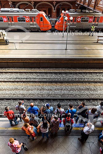  Vista de cima de passageiros na plataforma da Estação da Luz  - São Paulo - São Paulo (SP) - Brasil