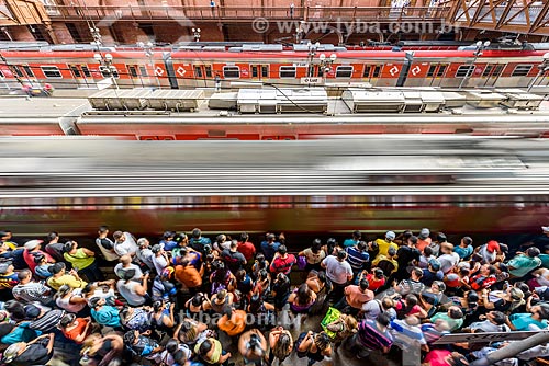  Vista de cima de passageiros na plataforma da Estação da Luz  - São Paulo - São Paulo (SP) - Brasil