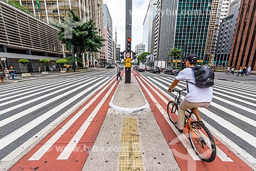  Ciclista na ciclovia da Avenida Paulista  - São Paulo - São Paulo (SP) - Brasil
