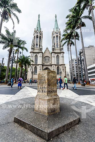  Marco Zero de São Paulo na Praça da Sé com a Catedral da Sé (Catedral Metropolitana Nossa Senhora da Assunção) - 1954  - São Paulo - São Paulo (SP) - Brasil