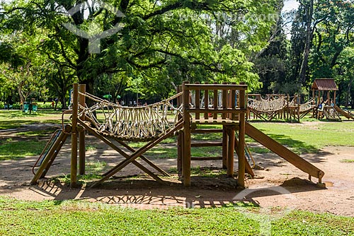  Brinquedos de parque feito com troncos de madeira na Praça da Paz - Parque do Ibirapuera  - São Paulo - São Paulo (SP) - Brasil