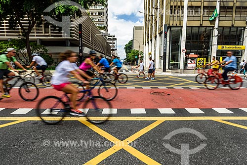  Ciclistas na Avenida Paulista - fechada ao trânsito para uso como área de lazer  - São Paulo - São Paulo (SP) - Brasil