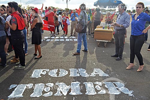  Fora Temer escrito no chão durante manifestação após a aprovação do impeachment da Presidente Dilma Rousseff no Senado Federal  - Brasília - Distrito Federal (DF) - Brasil