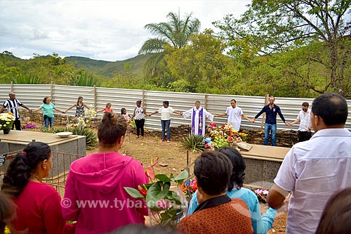  Oração durante a missa de 1 ano em homenagem aos mortos do rompimento da barragem de rejeitos de mineração da empresa Samarco em Mariana (MG)  - Mariana - Minas Gerais (MG) - Brasil