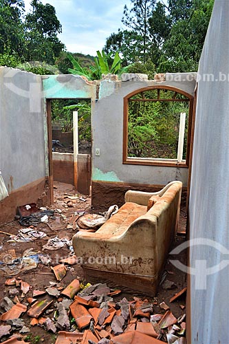  Interior de ruína de casa 1 ano após o rompimento de barragem de rejeitos de mineração da empresa Samarco em Mariana (MG)  - Mariana - Minas Gerais (MG) - Brasil