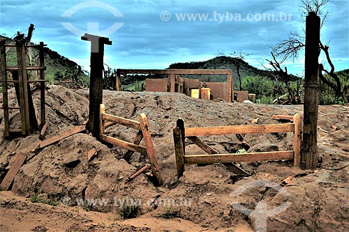  Porteira de ruína de fazenda 1 ano após o rompimento de barragem de rejeitos de mineração da empresa Samarco em Mariana (MG)  - Mariana - Minas Gerais (MG) - Brasil