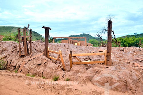  Porteira de ruína de fazenda 1 ano após o rompimento de barragem de rejeitos de mineração da empresa Samarco em Mariana (MG)  - Mariana - Minas Gerais (MG) - Brasil