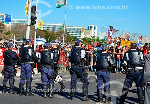  Polícia Militar na Esplanada dos Ministérios durante manifestação após a aprovação do impeachment da Presidente Dilma Rousseff  - Brasília - Distrito Federal (DF) - Brasil