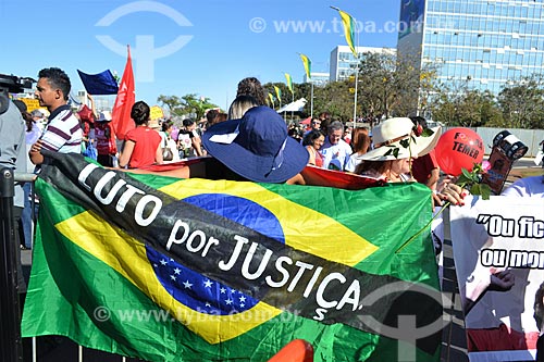  Manifestante enrolado na bandeira do Brasil com os dizeres: Luto por justiça - durante manifestação após a aprovação do impeachment da Presidente Dilma Rousseff  - Brasília - Distrito Federal (DF) - Brasil