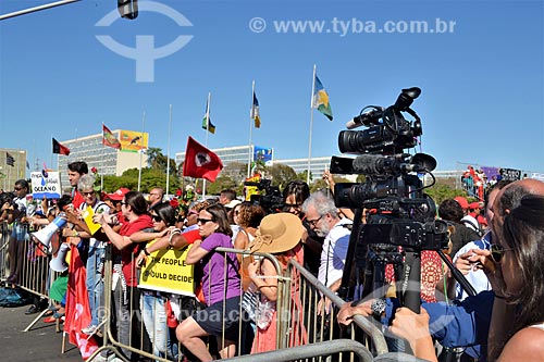  Manifestação durante a sessão de julgamento do impeachment da Presidente Dilma Rousseff no Senado Federal  - Brasília - Distrito Federal (DF) - Brasil