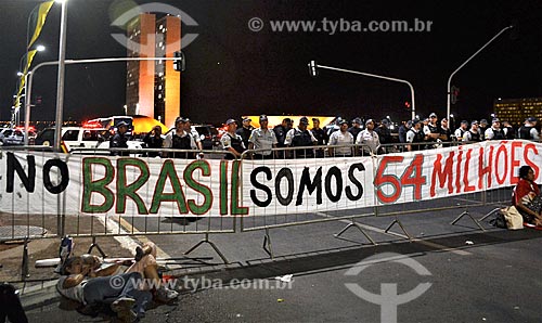  Faixa que diz: No Brasil somos 54 milhões - na Esplanada dos Ministérios durante a sessão de julgamento do impeachment da Presidente Dilma Rousseff no Senado Federal  - Brasília - Distrito Federal (DF) - Brasil
