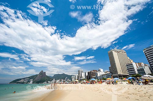  Banhistas na Praia de Ipanema com o Morro Dois Irmãos ao fundo  - Rio de Janeiro - Rio de Janeiro (RJ) - Brasil