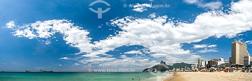  Banhistas na Praia de Ipanema com o Monumento Natural das Ilhas Cagarras e o Morro Dois Irmãos ao fundo  - Rio de Janeiro - Rio de Janeiro (RJ) - Brasil