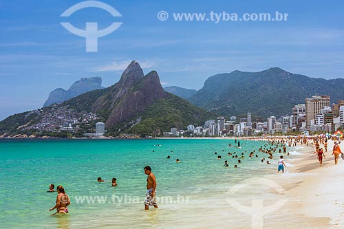  Banhistas na Praia de Ipanema com o Morro Dois Irmãos ao fundo  - Rio de Janeiro - Rio de Janeiro (RJ) - Brasil