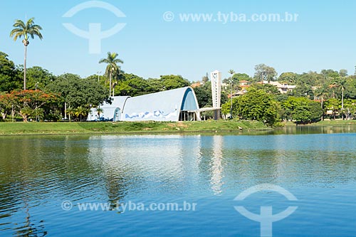  Vista da Igreja São Francisco de Assis (1943) - também conhecida como Igreja da Pampulha - a partir da Lagoa da Pampulha  - Belo Horizonte - Minas Gerais (MG) - Brasil