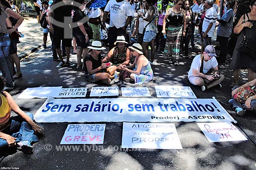  Faixa com os dizeres: sem salário, sem trabalho - durante manifestação de servidores públicos na Rua Pinheiro Machado  - Rio de Janeiro - Rio de Janeiro (RJ) - Brasil