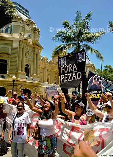  Manifestação de servidores públicos na Rua Pinheiro Machado em frente ao Palácio Guanabara (1853) - sede do Governo do Estado  - Rio de Janeiro - Rio de Janeiro (RJ) - Brasil