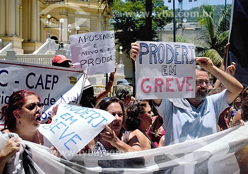  Manifestação de servidores públicos na Rua Pinheiro Machado em frente ao Palácio Guanabara (1853) - sede do Governo do Estado  - Rio de Janeiro - Rio de Janeiro (RJ) - Brasil