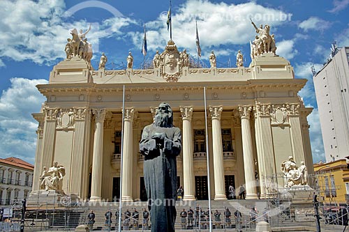  Escultura de Joaquim José da Silva Xavier (Tiradentes) - 1926 - com a Assembléia Legislativa do Estado do Rio de Janeiro (ALERJ) ao fundo  - Rio de Janeiro - Rio de Janeiro (RJ) - Brasil