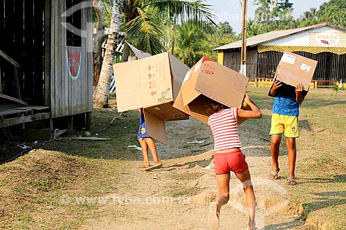  Crianças brincando - Brincadeira de Boi de Caixa  - Porto Velho - Rondônia (RO) - Brasil