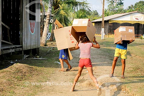  Crianças brincando - Brincadeira de Boi de Caixa  - Porto Velho - Rondônia (RO) - Brasil
