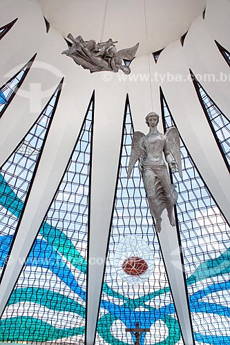  Detalhe de esculturas de anjos no interior da Catedral Metropolitana de Nossa Senhora Aparecida (1958) - também conhecida como Catedral de Brasília  - Brasília - Distrito Federal (DF) - Brasil