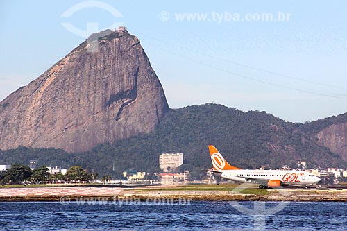  Avião da GOL - Linhas Aéreas Inteligentes na pista do Aeroporto Santos Dumont com o Pão de Açúcar ao fundo  - Rio de Janeiro - Rio de Janeiro (RJ) - Brasil