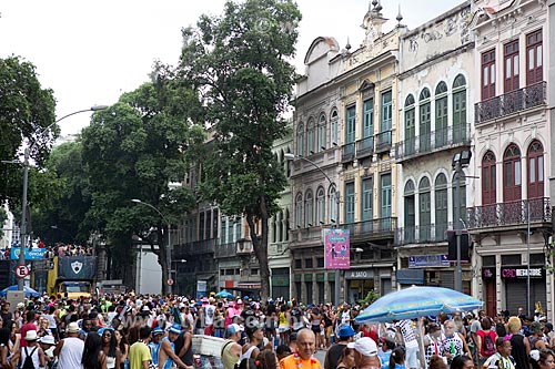  Casarios na Rua Primeiro de Março durante o desfile do bloco de carnaval de rua Cordão do Bola Preta  - Rio de Janeiro - Rio de Janeiro (RJ) - Brasil