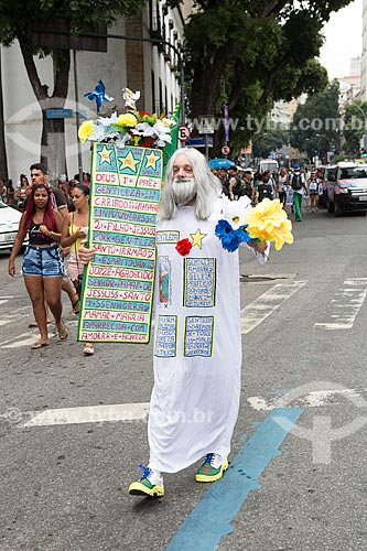  Folião fantasiado de Profeta Gentileza durante o desfile do bloco de carnaval de rua Cordão do Bola Preta  - Rio de Janeiro - Rio de Janeiro (RJ) - Brasil