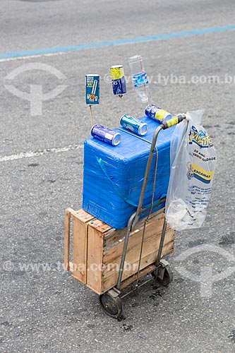  Isopor com bebidas à venda na Rua Primeiro de Março durante o desfile do bloco de carnaval de rua Cordão do Bola Preta  - Rio de Janeiro - Rio de Janeiro (RJ) - Brasil