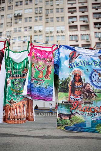  Camisetas de escolas de samba à venda durante o desfile do bloco de carnaval de rua Cordão do Bola Preta  - Rio de Janeiro - Rio de Janeiro (RJ) - Brasil
