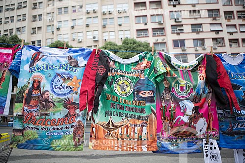  Camisetas de escolas de samba à venda durante o desfile do bloco de carnaval de rua Cordão do Bola Preta  - Rio de Janeiro - Rio de Janeiro (RJ) - Brasil