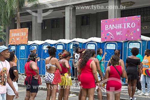  Fila para utilização do banheiro químico na Avenida Erasmo Braga durante o desfile do bloco de carnaval de rua Cordão do Bola Preta  - Rio de Janeiro - Rio de Janeiro (RJ) - Brasil