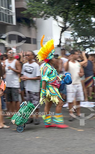  Vendedora ambulante fantasiada durante o desfile do bloco de carnaval de rua Banda de Ipanema na Rua Prudente de Moraes  - Rio de Janeiro - Rio de Janeiro (RJ) - Brasil
