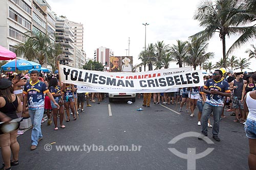  Faixa com os dizeres: Yolhesman Crisbeles - lema do bloco de carnaval de rua Banda de Ipanema - durante o desfile na Avenida Vieira Souto  - Rio de Janeiro - Rio de Janeiro (RJ) - Brasil