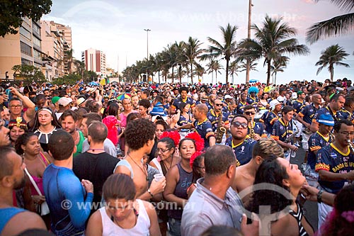  Foliões durante o desfile do bloco de carnaval de rua Banda de Ipanema na Avenida Vieira Souto  - Rio de Janeiro - Rio de Janeiro (RJ) - Brasil