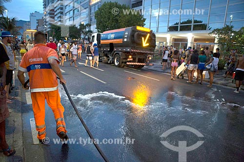  Gari limpando a Avenida Vieira Souto após o desfile do bloco de carnaval de rua Banda de Ipanema  - Rio de Janeiro - Rio de Janeiro (RJ) - Brasil