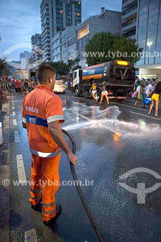  Gari limpando a Avenida Vieira Souto após o desfile do bloco de carnaval de rua Banda de Ipanema  - Rio de Janeiro - Rio de Janeiro (RJ) - Brasil
